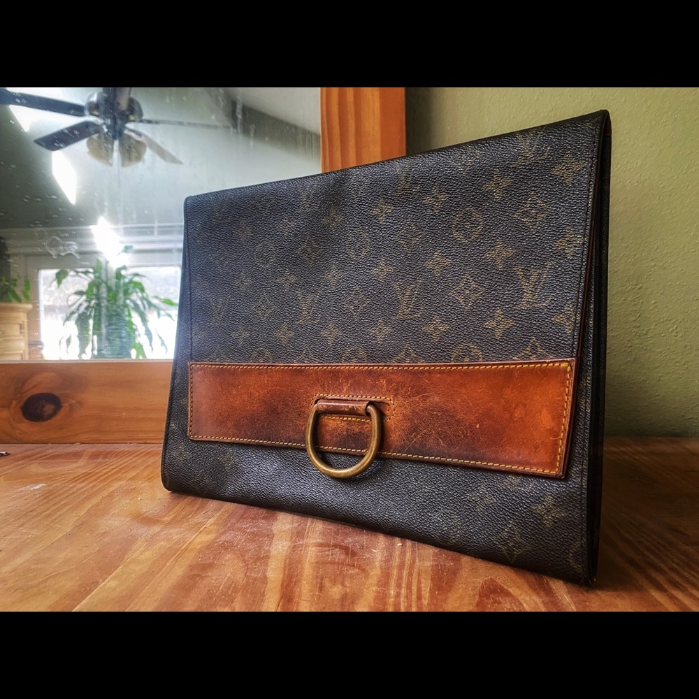 Gorgeous clutch |